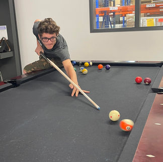Participant jouant au billard pendant la pause.