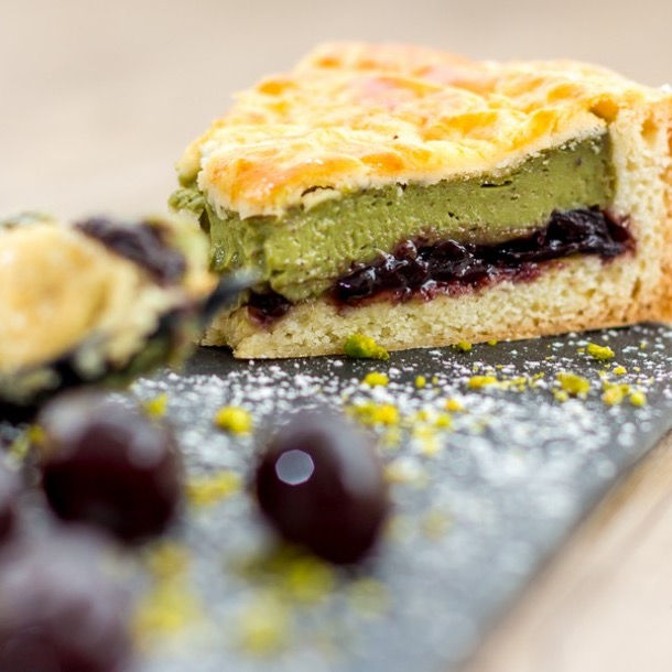 Gâteau basque de pistachos y cerezas