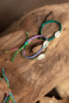 Pulseira em fio colorido e búzio
