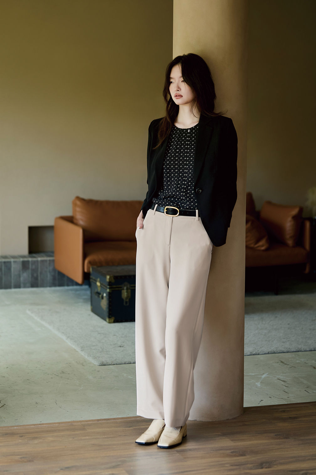 FIVE PENCE 黑色西裝外套搭配米色寬版