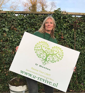 Ingrid met berdijfsbord in handen.jpg