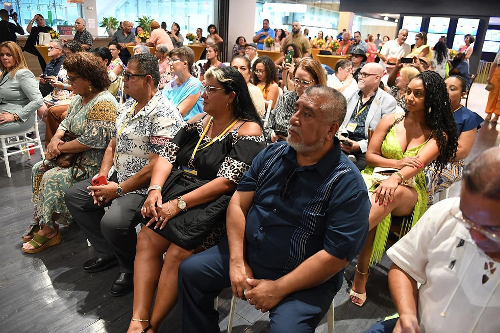 Audience at the ribbon cutting / Audiencia en el corte de cinta