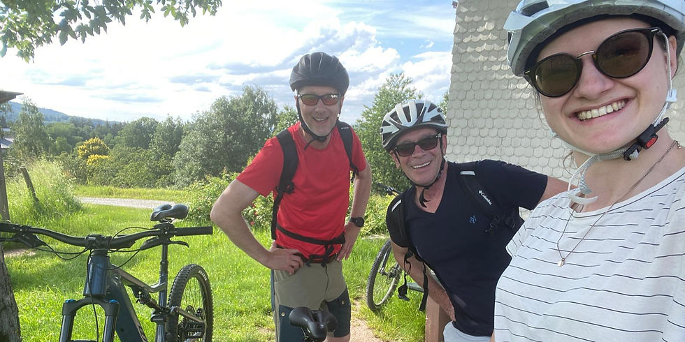Weitwinkelaufnahme einer E-Bike-Tour durch die herbstlichen Weinberge bei Baden-Baden