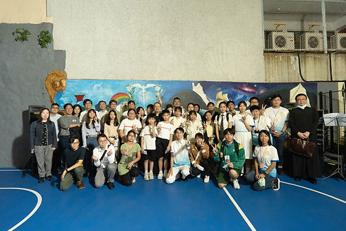 一張青少年活動開幕禮的合照，照片中有許多年輕的參與者，他們穿著各式各樣的服裝，站在一起微笑著。