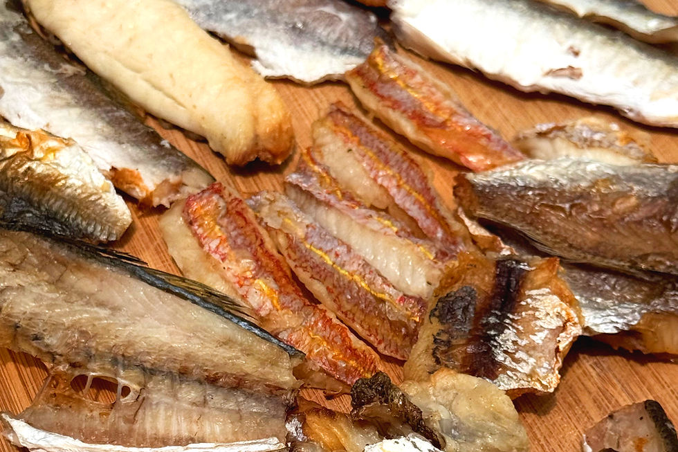 よく焼いた小魚を天日の干している