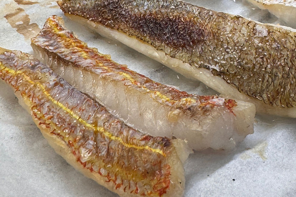 塩で締めた小魚をよく焼いている