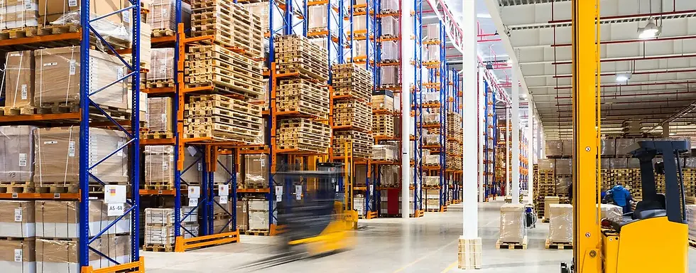 Gabelstapler fährt in Lagerhalle mit Palettenregal und Waren. mk-Lagertechnik.