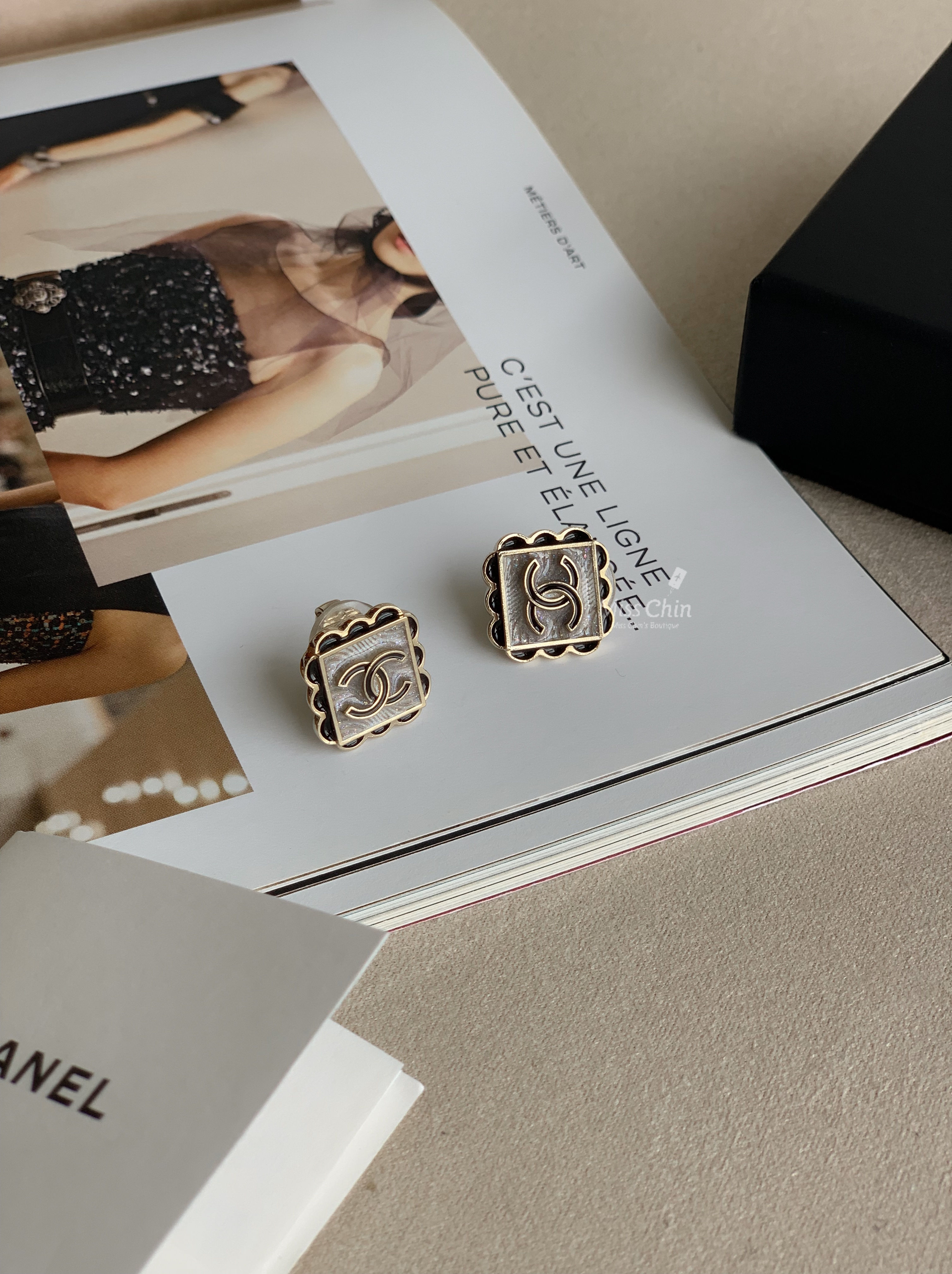 Chanel 花邊珐瑯夾式耳環