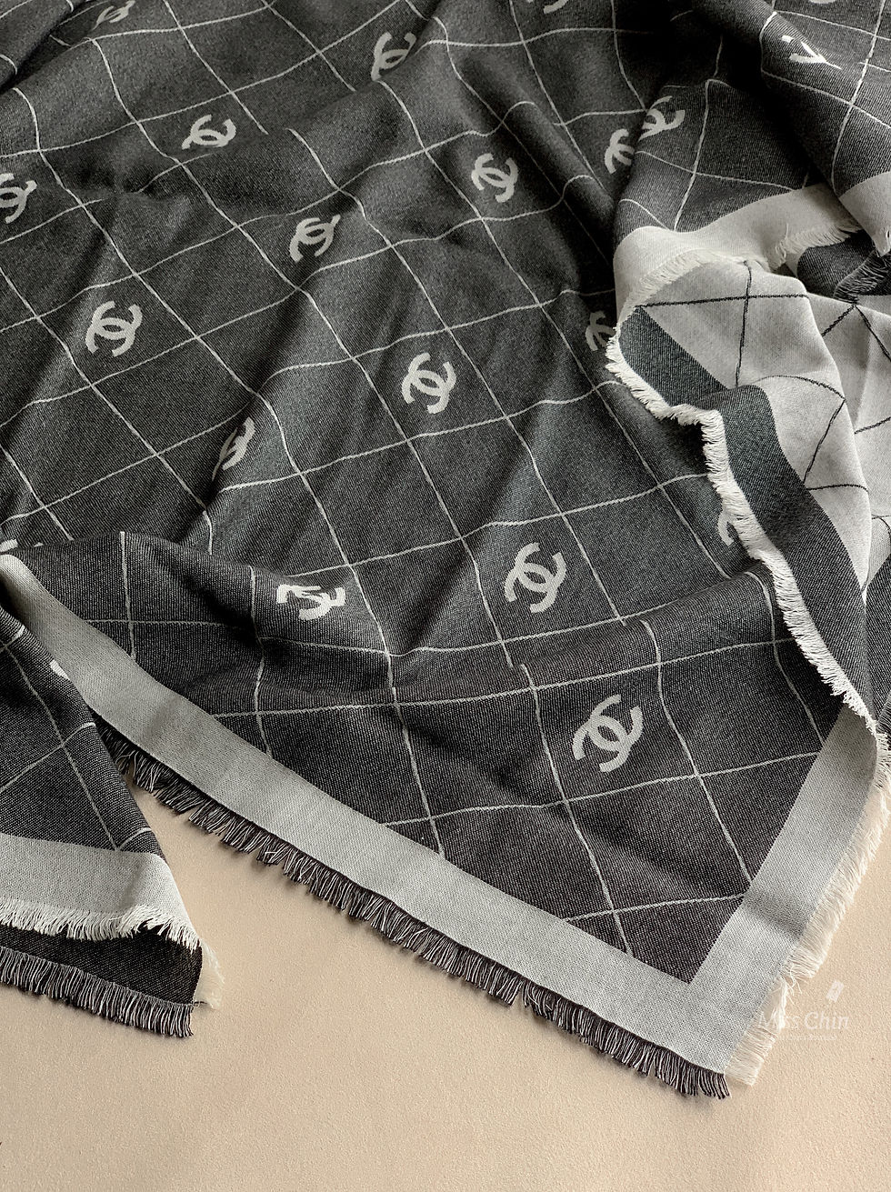 縮圖：Chanel 25P 菱格雙面圍巾