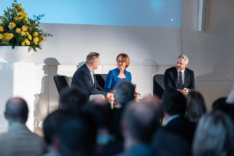 Vesna Glatz von Service Now diskutiert mit Hannes Leobacher, Head of IT Spar Österreich und Martin Seiser, CIO bei ÖBB über die nächsten Phasen der digitalen Transformation
