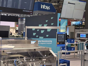 Der PacXplorer ist eine Hightech-Verpackungsmaschine des Maschinen- und Anlagenbauers Uhlmann, die als industrielle Demonstrations- und Entwicklungsplattform eingesetzt wird. Präsentiert wurde sie gemeinsam mit SAP SE auf der HANNOVER MESSE 2026.