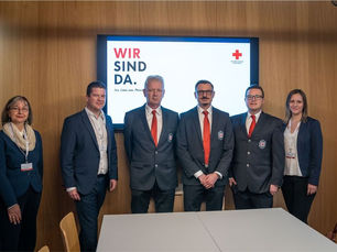 Gruppenfoto bei der Präsentation des neuen Serverraums des Roten Kreuzes Steiermark: Irene Mondon-Stutterecker und Peter Reisinger von EPS Electric Power Systems GmbH sowie Wolfgang Puhar, Dietmar Müller-Kulmer und Felix Kapper vom Roten Kreuz Steiermark gemeinsam mit Selina Kaupper von EPS.