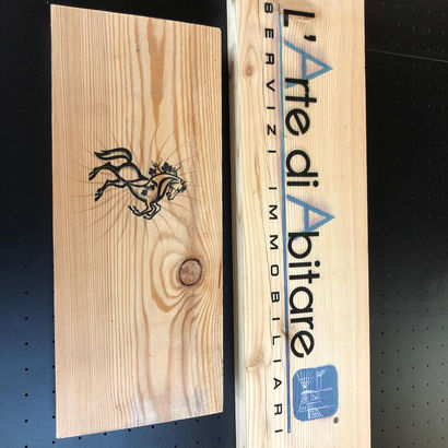 Cassetta e pannello in legno personalizzati con logo e grafica stampata.