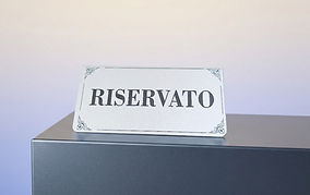 Cartello da tavolo in alluminio con bordo decorativo agli angoli, piegato alla base per l'appoggio