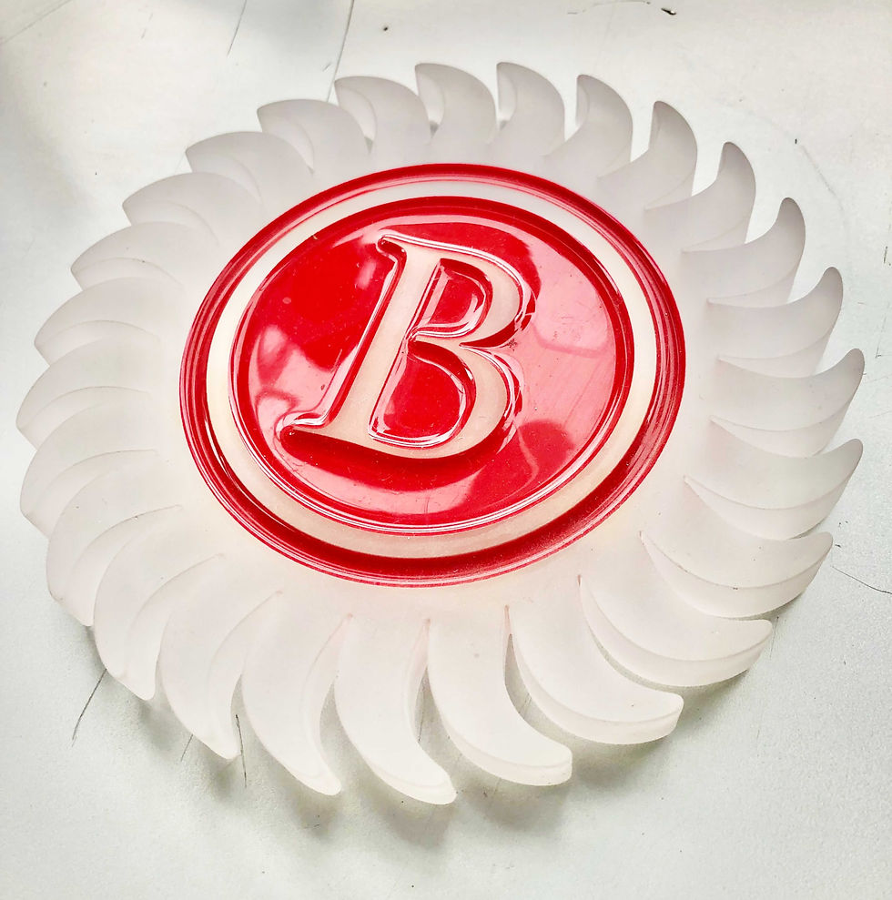Fregio in plexiglass personalizzato realizzato su misura per decorazioni, insegne e allestimenti di design
