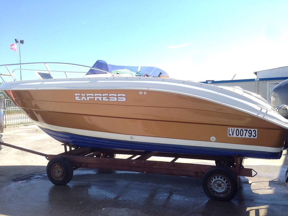 Wrapping nautico con scritte adesive personalizzate su imbarcazione.