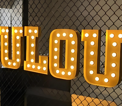 Lettere vintage con illuminazione a LED che simula lampadine a incandescenza, stile scenografico