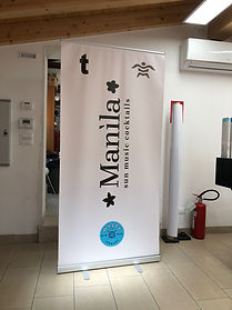 Espositore roll banner con struttura avvolgibile e grafica personalizzata promozionale