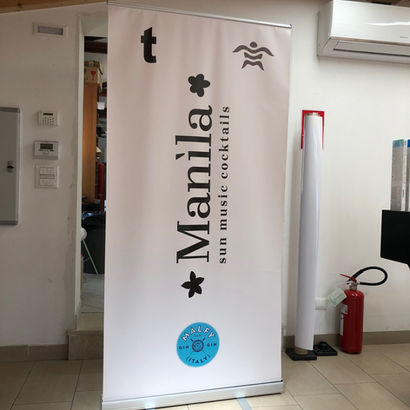 Espositore roll banner con grafica personalizzata per comunicazione pubblicitaria aziendale