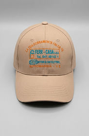Cappellino personalizzato con logo aziendale realizzato con ricamo o stampa professionale