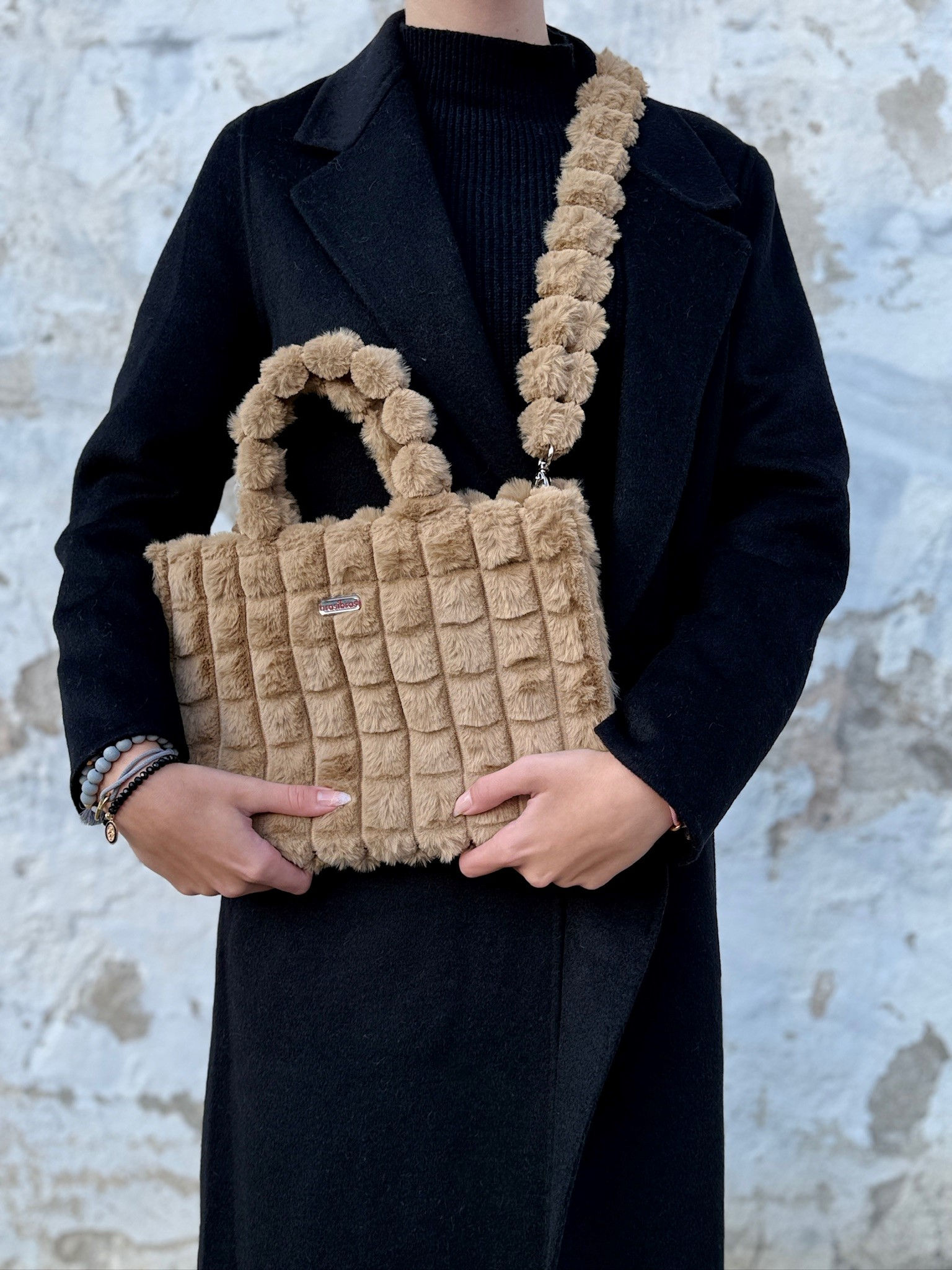 tott small cube fakefur camel mit Reißverschluss