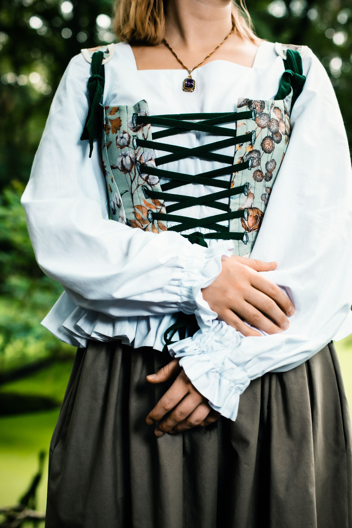 Frau in Mieder "Brief" und weißer Bluse