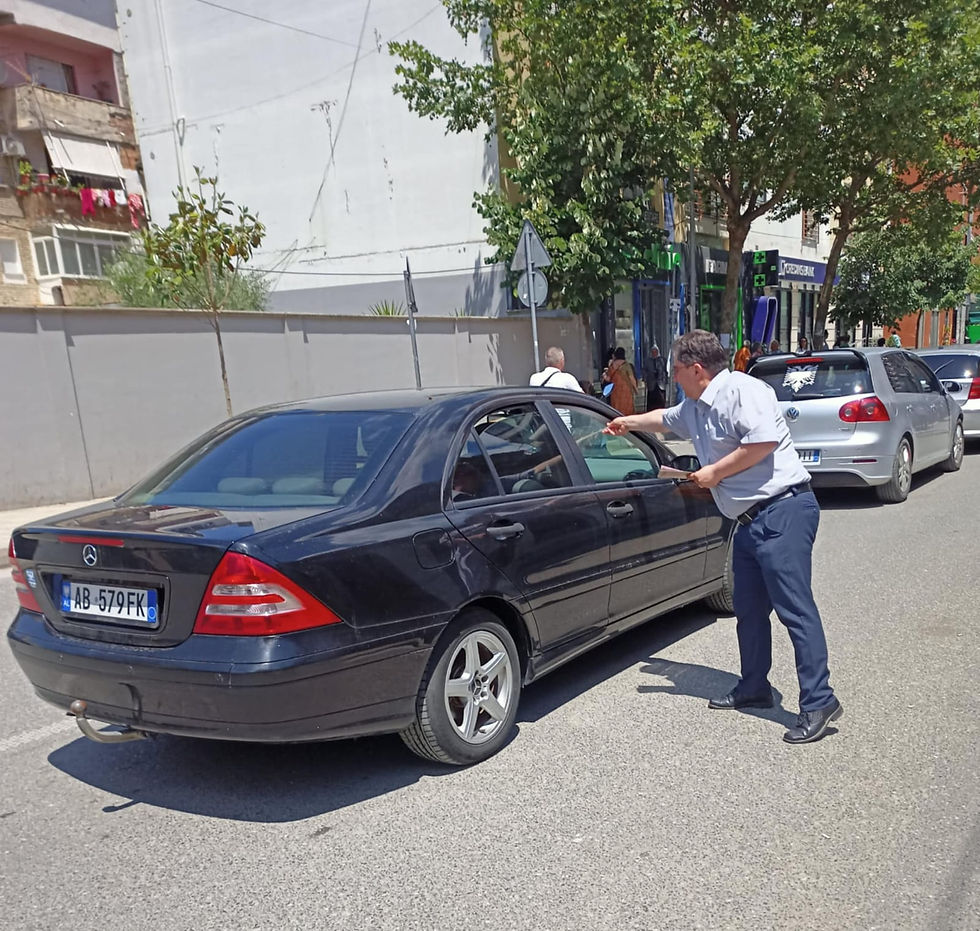Pastor Gentian Thomollari, duke shpërndarë ftesa në Tiranë, Shqipëri.