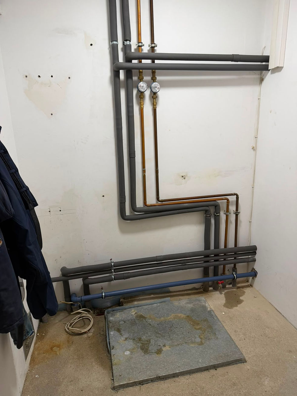 Modernisierter Heizungsraum mit sauber verlegten Versorgungsleitungen zum neuen Heizungsraum einer iDM Wärmepumpe in Heide.