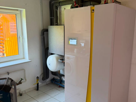 Gasheizung raus, iDM Wärmepumpe rein: Einfamilienhaus auf moderne Heiztechnik in Ostrohe