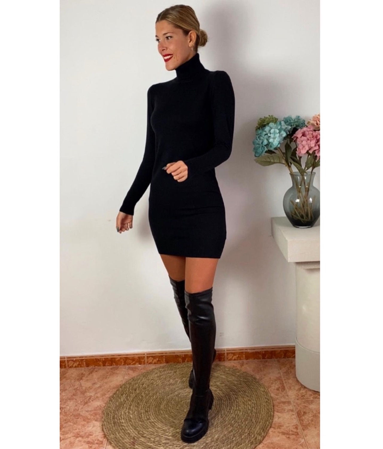 Vestido cuello vuelto en negro