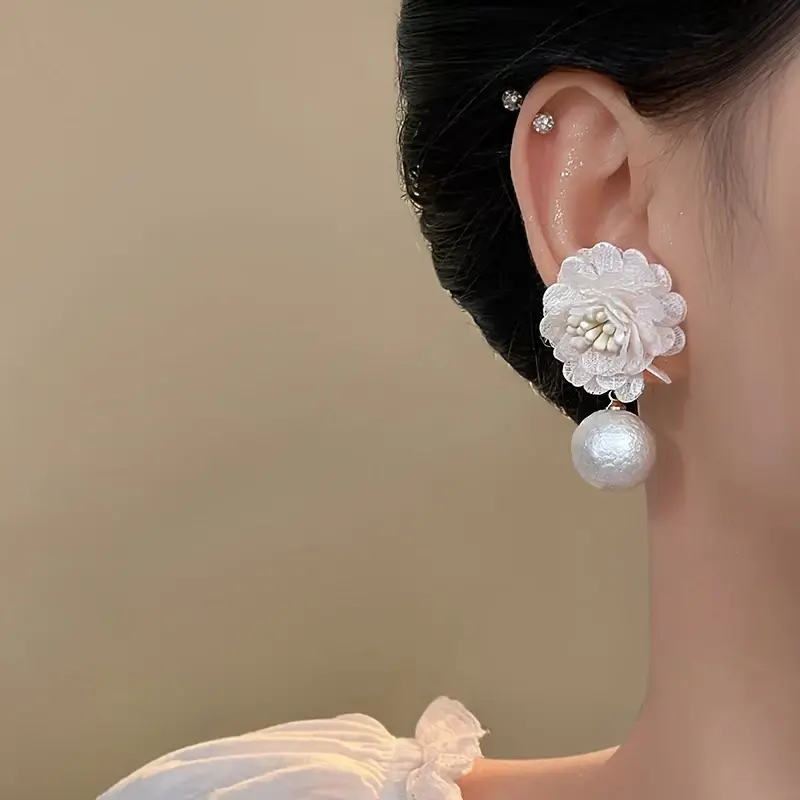 Thumbnail: Elegant white floral earrings 