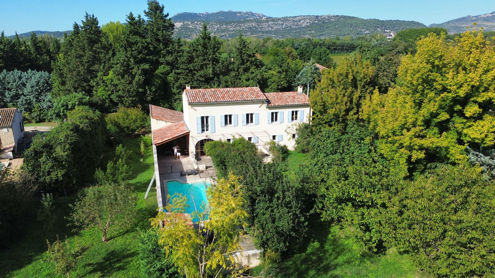 Louer une grande maison en Provence : la solution idéale pour des vacances en groupe dans le Sud de la France