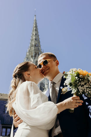 couple de mariés devant église