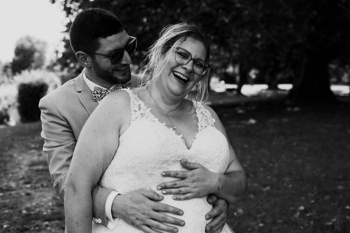 couple rigolant aux éclats
