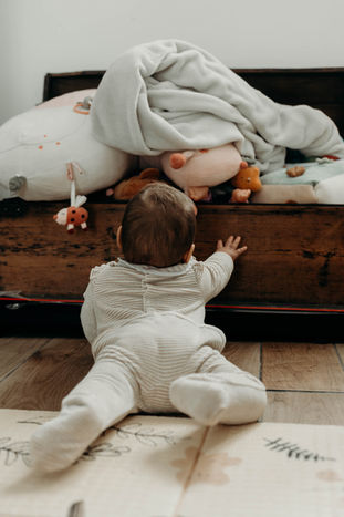 bébé de dos en train de ramper