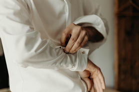 marié mettant les boutons de sa chemise