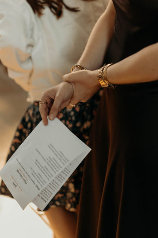 détails mains tenant texte à l'église