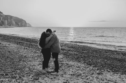 câlin tendre couple sur la plage