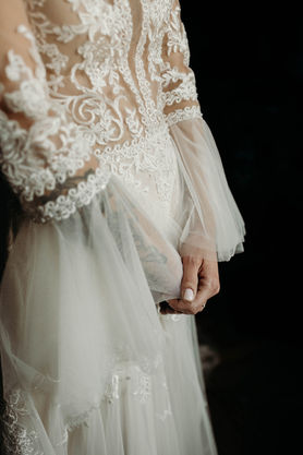 détails des mains de la mariée