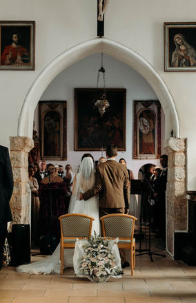 couple de dos dans une église