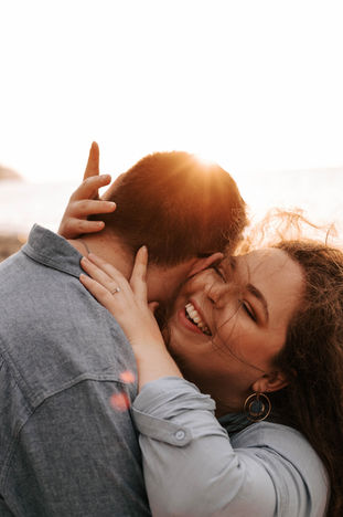 Couple souriant et s'enlacent avec coucher du soleil