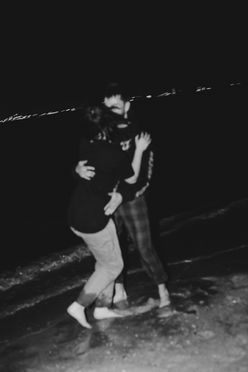 photo flou couple qui se taquine sur la plage