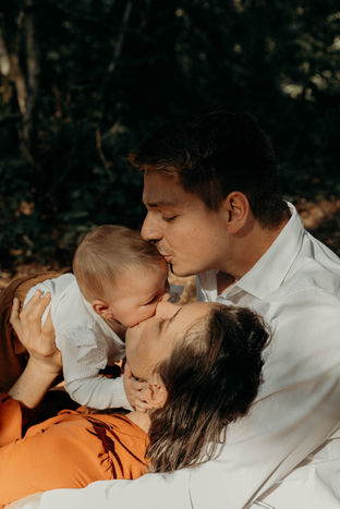 papa maman bébé séance famille maman faisant bisou à son bébé