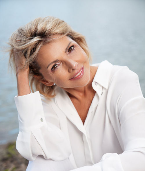 Petra Rimek-Keil zeigt eine sanfte Übung für Nacken und Kopfhaltung.