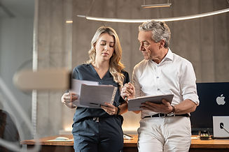 Besprechung Zahnarzt Dr. Henning Keil mit Praxismanagerin Diana