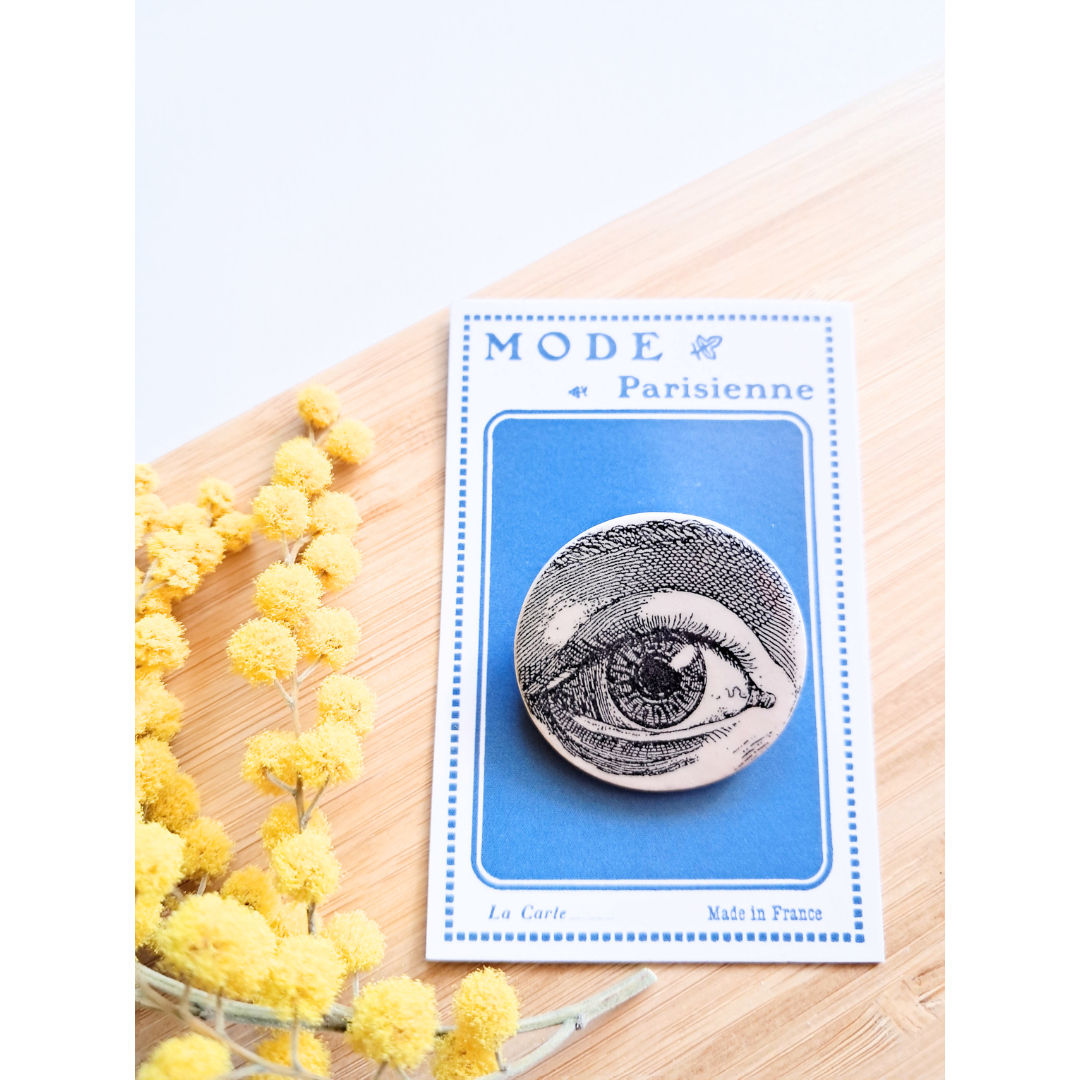 Broche œil en faïence noire et blanche de Stéphanie Cahorel.
