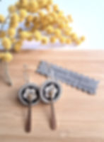 Boucles d'oreilles créoles, disque fleuri en faïence noire et blanche Stéphanie Cahorel.