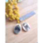 Boucles d'oreilles créoles asymétriques motifs en faïence "dent" et "dentier" de Stéphanie Cahorel