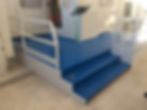Basamento metallico industriale verniciato blu e bianco