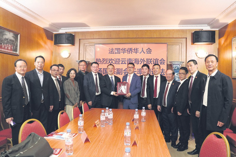杨国宗向华侨华人会赠送云南文创产品。
